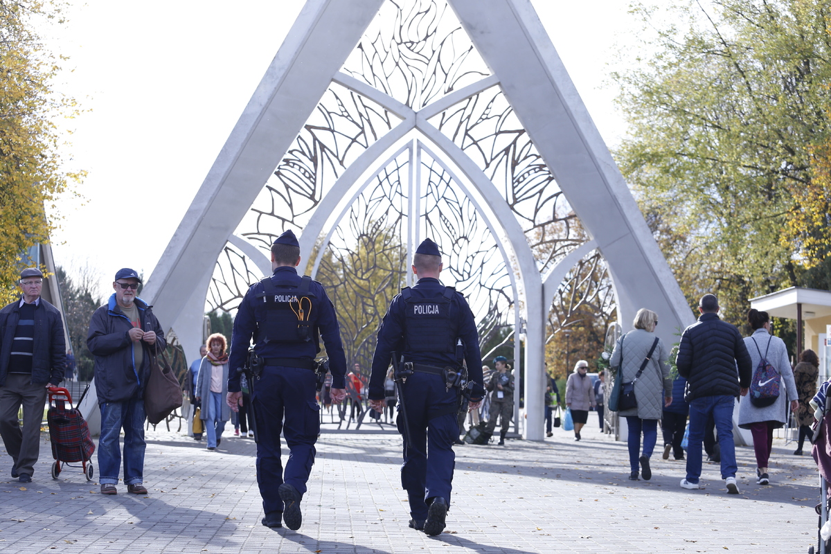 policjanci patrol;ują rejon cmentarza