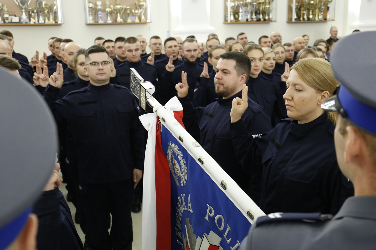 Nowi policjanci ślubują na sztandar Komendy Wojewódzkiej Policji w Lublinie.