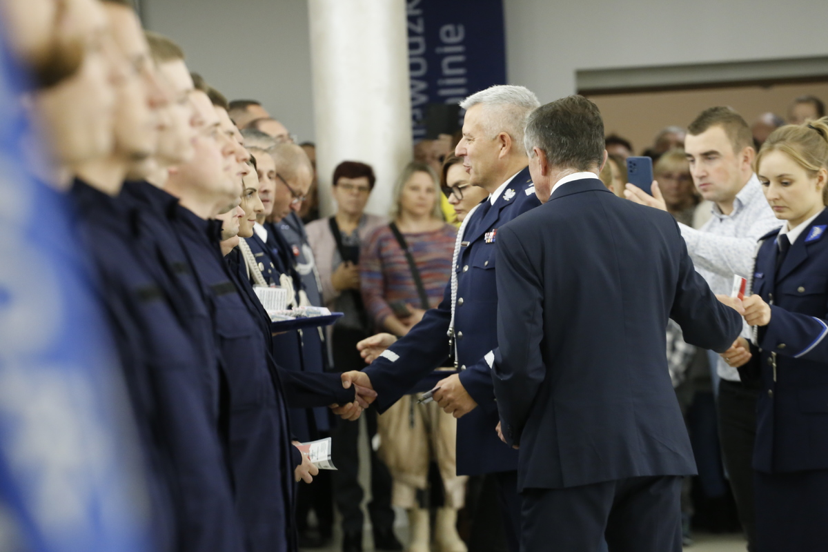 Komendant Wojewódzki Policji w Lublinie wraz z Wojewodą Lubelskim gratuluje wstąpienia do służby.