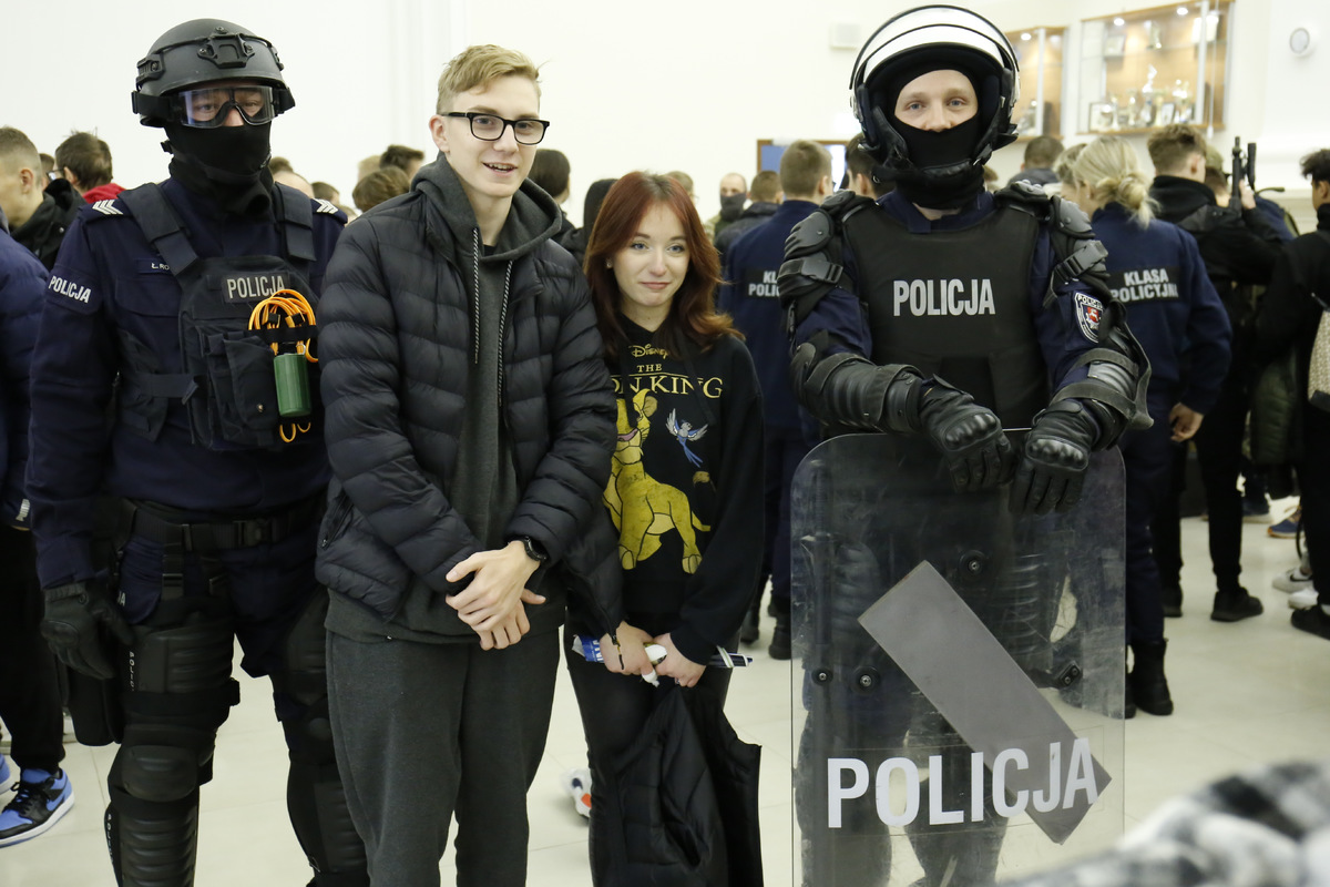 Wspólne zdjęcie zwiedzających z policjantami