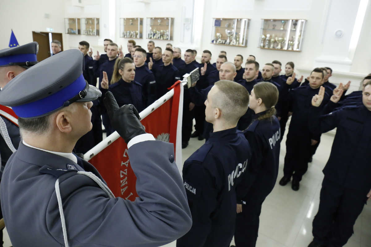 Policjanci ślubują na Sztandar Komendy Wojewódzkiej Policji w Lublinie.