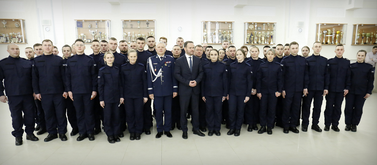 Grupowe zdjęcie nowych policjantów z Komendantem Wojewódzkim Policji w Lublinie i Wojewodą Lubelskim.