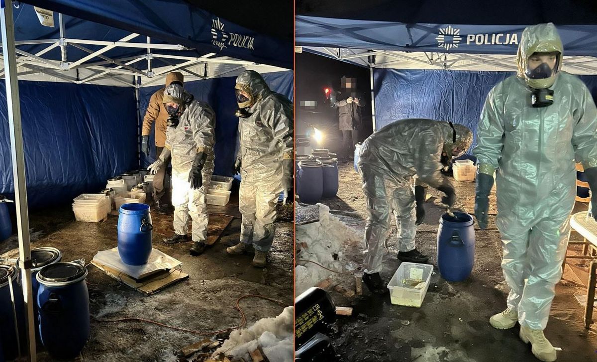 Policjanci w kombinezonach ochronnych i maskach zabezpieczają narkotyki.