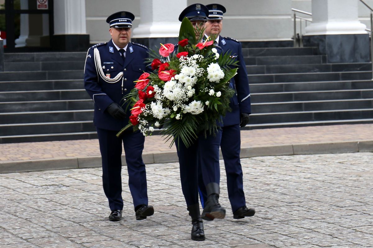 Uroczyste składanie wieńca pod pomnikiem pomordowanych funkcjonariuszy w Miednoju i innych miejscach w czasie Drugiej Wojny Światowej na placu Komendy Wojewódzkiej Policji w Lublinie.