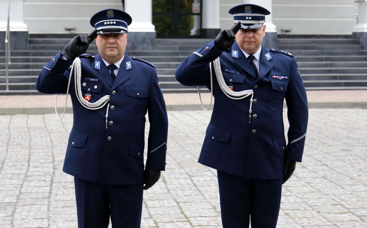 Komendant Wojewódzki Policji w Lublinie oraz Przewodniczący Zarządu Wojewódzkiego NSZZ Policjantów woj. Lubelskiego oddają honor zamordowanym funkcjonariuszom