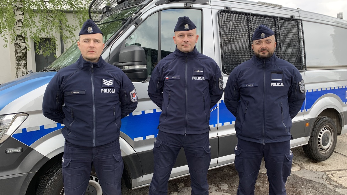 Zdjęcie przedstawia policjantów, którzy uratowali życie kobiecie.