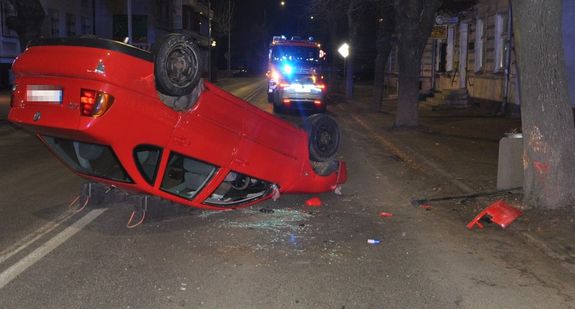 Rozbite auto leżące na dachu