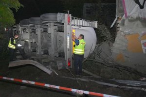 fot. policjanci pracujący na miejscu zdarzenia