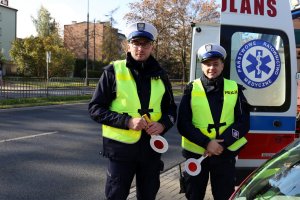 policjanci stojący przy drodze