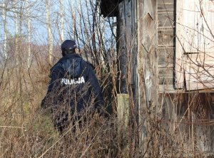 fot. policjant sprawdza pustostan