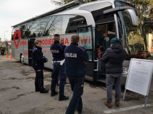 policjanci podczas oddawania krwi