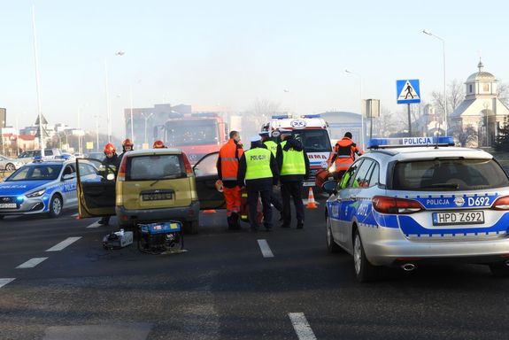 zadymienie, uszkodzone pojazdy, służby ratunkowe - scena ze spotu