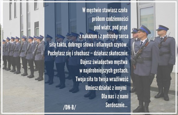 policjanci w mundurach i słowa cytatu