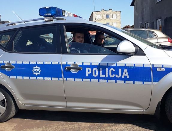 policjanci w radiowozie