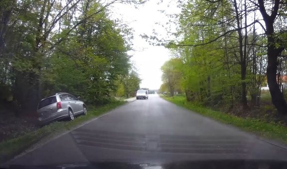samochód jadący po rowie
