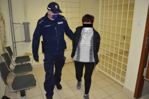 policjant prowadzi zatrzymaną