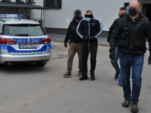 policjanci i podejrzany