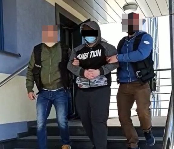 zatrzymany 17 latek, obok policjanci