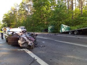 rozbite samochody na miejscu wypadku