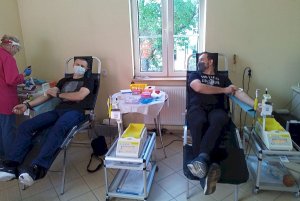 policjanci oddają krew
