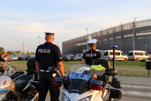 policjanci ruchu drogowego zabezpieczający wjazd