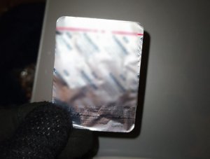 tabletki trzymane w rękawicy