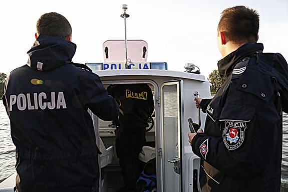 dwaj policjanci na łodzi motorowej