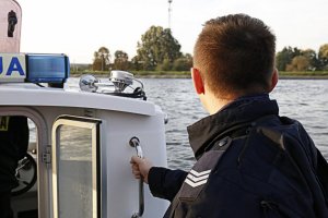 policjant na łodzi patrzy w dal