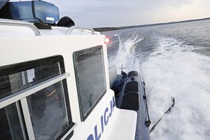 płynąca łódź motorowa policji na wodzie