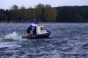 policyjna łódź na zalewie i dwaj policjanci na niej