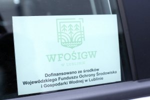 Naklejka umieszczona na szybie radiowozu elektrycznego. &quot;Dofinansowano ze środków Wojewódzkiego Funduszu Ochrony Środowiska i Gosdpodarki Wodnej w Lublinie&quot;.