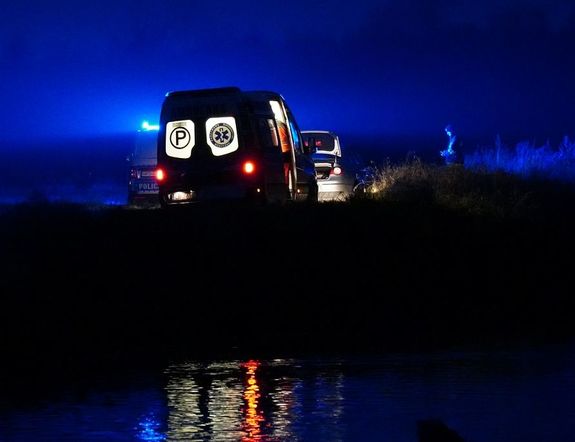 miejsce zdarzenia: łąka, rzeka i pojazdy służb