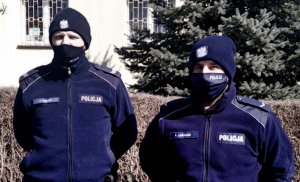 dwaj policjanci w granatowych czakach i polarach