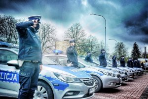 policjanci oddający honor