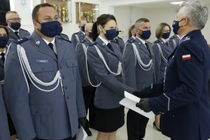 Komendant Wojewódzki Policji wręcza akt mianowania na stopień oficerski policjantce.