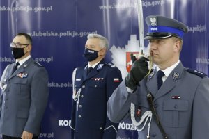 W pierwszym planie dowódca uroczystości z szablą w drugim planie Komendant Wojewódzki Policji w Lublinie i przewodniczący związków zawodowych policji lubelskiej.