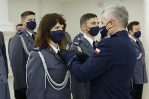 Komendant Wojewódzki Policji w Lublinie odznacza policjantkę medalem.