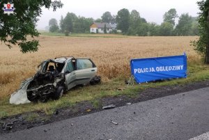 rozbity samochód w rowie po wypadku