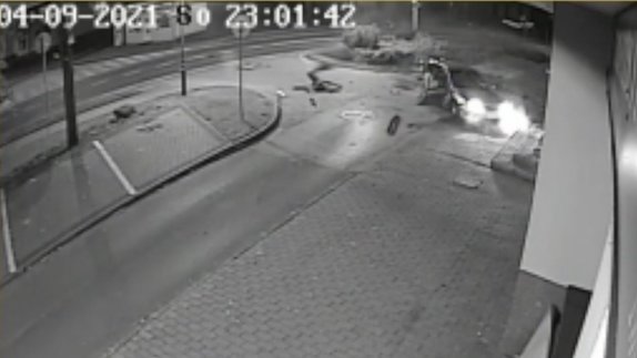 Stop klatka z monitoringu na której widać rozbite osobowe audi.