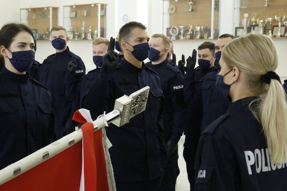 Nowi policjanci ślubują na Sztandar Komendy Wojewódzkiej Policji w Lublinie.