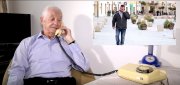 senior rozmawia przez telefon z mężczyzną podającym się za wnuczka
