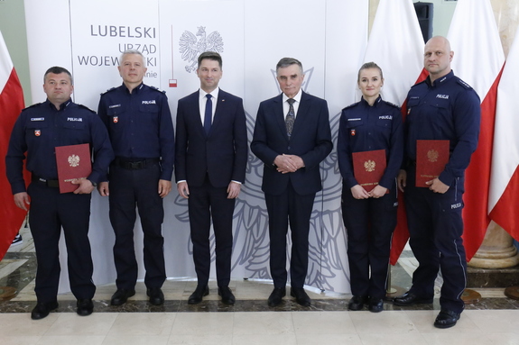 Zdjęcie grupowe na którym widać Wojewodę Lubelskiego, POSŁA Sylwestra Tułajewa, nadinsp. Artura Bieleckiego oraz wyróżnionych funkcjonariuszy.