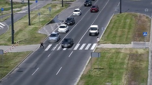 Kierowca samochodem osobowym nie ustępuje pierwszeństwa pieszemu na przejściu dla pieszych.