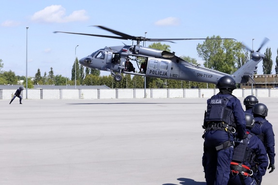 szkolenie wysokościowe z wykorzystaniem policyjnego Black Hawka