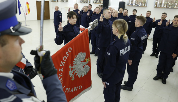 Zdjęcie przedstawia ślubowanie nowych funkcjonariuszy.