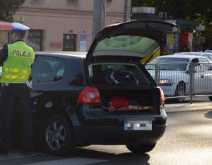 policjant stoi przy pojeździe