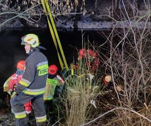 samochód wyciągany z rzeki przez straż