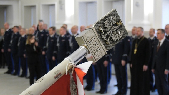 Na zdjęciu widzimy Sztandar Komendy Wojewódzkiej Policji w Lublinie. W drugim planie zdjęcia kadra kierownicza Lubelskiej Policji oraz zaproszeni goście.