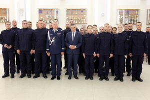 grupowe zdjęcie młodych policjantów z Komendantem Wojewódzkim Policji w Lublinie i Wojewodą Lubelskim