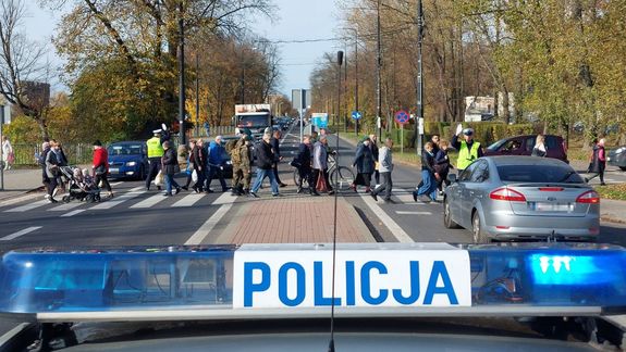 policjanci w rejonie cmentarza kierują ruchem